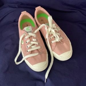 Cariuma Pantone low top canvas, walking, yoga casual tennis sneakers shoes VGC